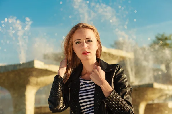 Mujer estilo casual posando contra la fuente de la ciudad —  Fotos de Stock