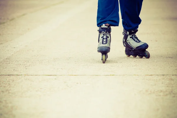 Patas humanas patinando usando ropa deportiva . — Foto de Stock