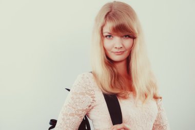 Sırt çantası ile kadın kız öğrenci.