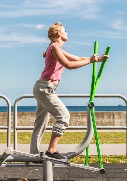 Aktif kadın üzerinde eliptik eğitmen egzersiz.