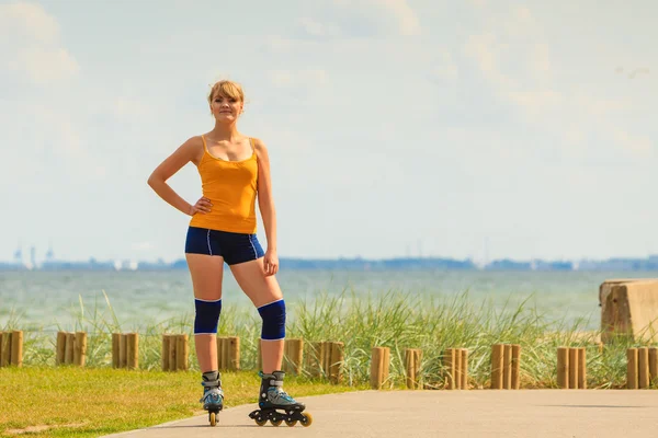 Giovane donna rollerblading all'aperto nella giornata di sole — Foto Stock