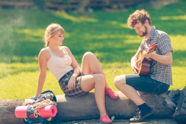 Genç çift kamp oyun gitar açık
