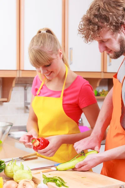 Pareja preparando ensalada de verduras frescas. Dieta — Foto de Stock