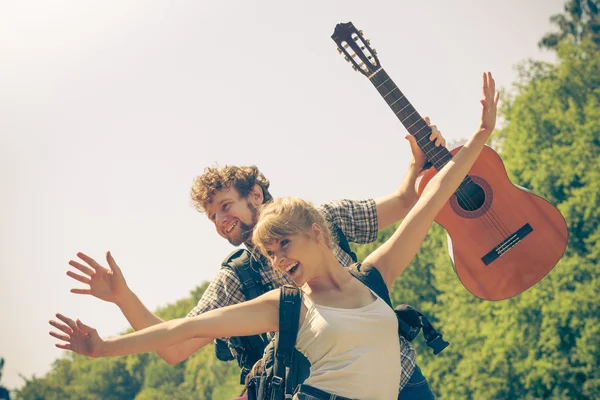 Para zadowolony turysta z zewnątrz gitara — Zdjęcie stockowe