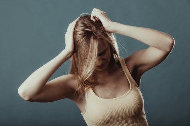 Tatlı kız tutar kafasını elle vurguladı