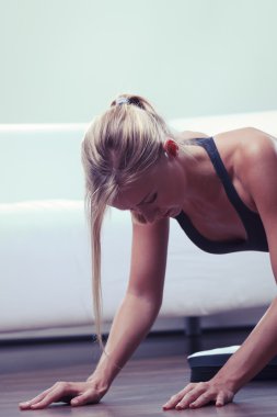 İnce kadın fitness egzersizleri yapıyor spor giyim 