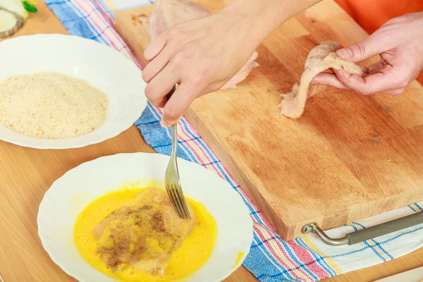 Préparation de repas de côtelettes de poulet panées — Photo