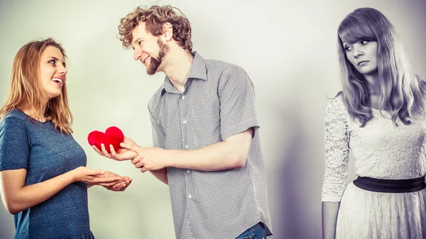 Femme abandonnée avec couple amoureux — Photo