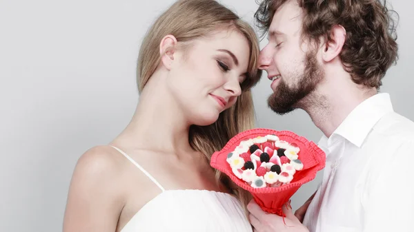 Una pareja cariñosa con flores de caramelo. Amor. . — Foto de Stock