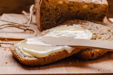 Natürmort taze ekmek tereyağı ve bal ile