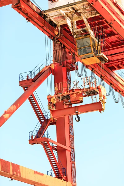 Limanda yalnız vinç. 