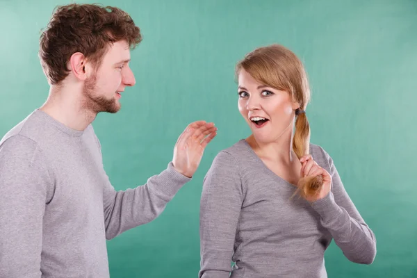 Lustiges Paar spielt zusammen. — Stockfoto