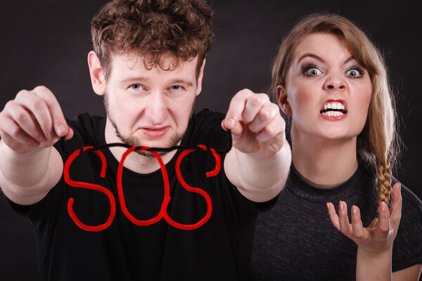 Молодая пара с разбитым сердцем и словом
.