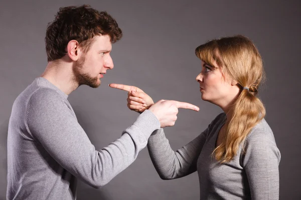 Gente en lucha. Pareja joven discutiendo . — Foto de Stock