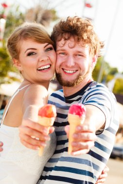 dondurma yeme genç Çift  