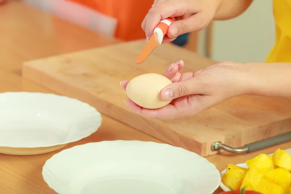 Женские руки с яйцом на кухне — стоковое фото