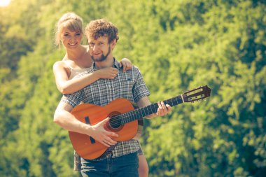 Genç çift kamp oyun gitar açık