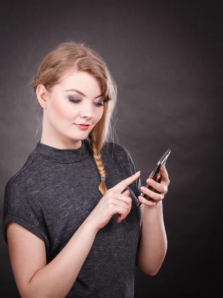 Aantrekkelijke blonde vrouw flirten — Stockfoto