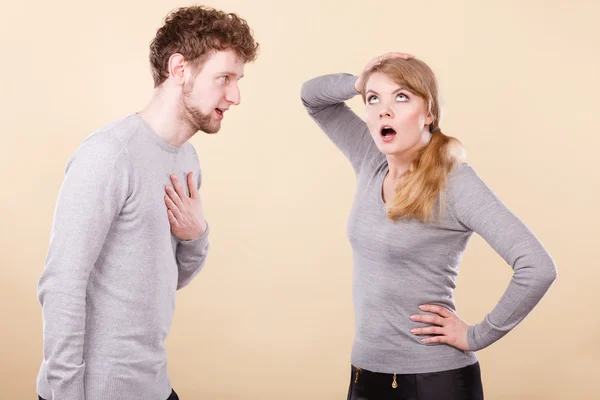 Joven pareja emocional discutiendo . — Foto de Stock