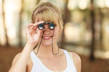 dürbün n şehirde arayan turist kadın
