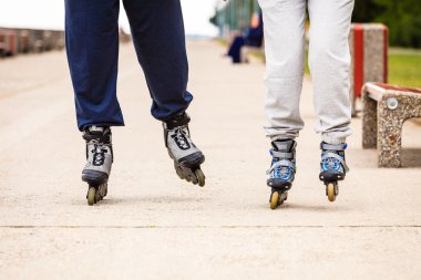 Aktif insanlar arkadaş paten açık.