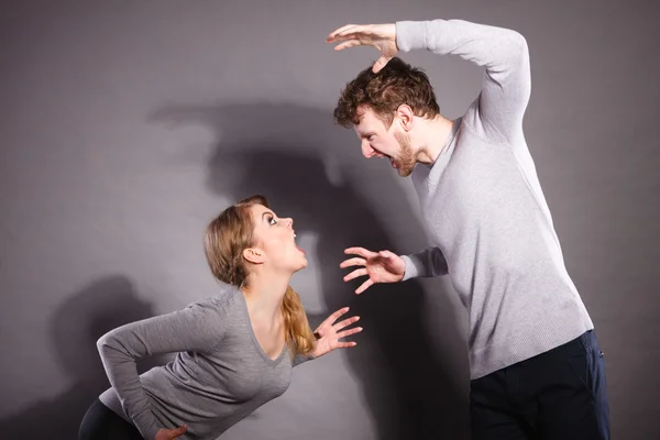 Marido y esposa gritando y discutiendo . — Foto de Stock