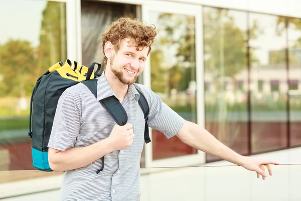 Adam turist backpacker şehirde eğleniyor — Stok fotoğraf