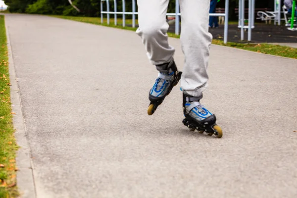 적극적인 여자 rollerskating 야외. — 스톡 사진