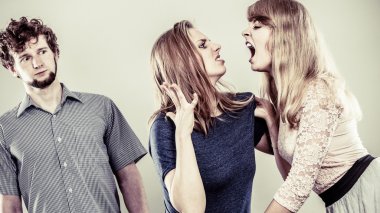 Adam kavga eden saldırgan deli kadınlar.