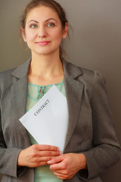 Mulher de negócios segurando contrato — Fotografia de Stock