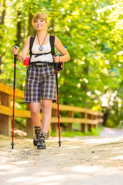 Orman iz hiking sırt çantası olan kadın