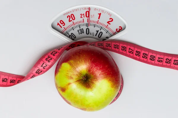 Apple z Miara zwijana na skali wagi. Diety — Zdjęcie stockowe