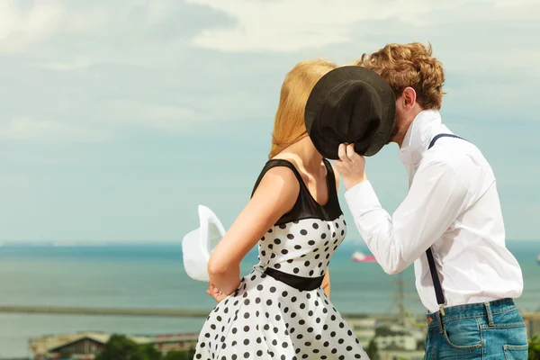 Amante casal estilo retro beijos na data ao ar livre — Fotografia de Stock