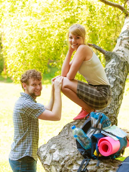 Par vandrare backpackers vilar i skogen — Stockfoto