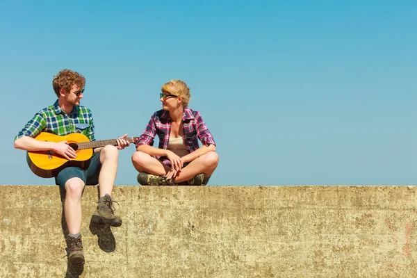 Giovane uomo che suona la chitarra per la sua ragazza all'aperto — Foto Stock