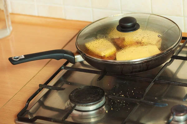 Costoletta di pollo fritta con ananas e formaggio . — Foto Stock