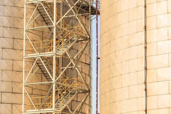 Silo no porto da manhã . — Fotografia de Stock