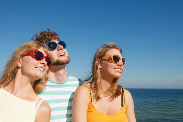 Grupp vänner pojke två tjejer ha roligt utomhus — Stockfoto