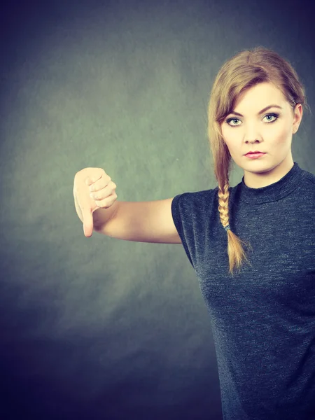 Triste mujer infeliz con el pulgar hacia abajo . — Foto de Stock