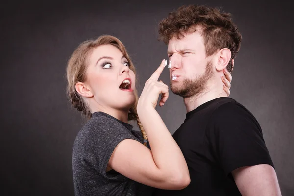 Mulher aplicando creme em seu rosto homem . — Fotografia de Stock