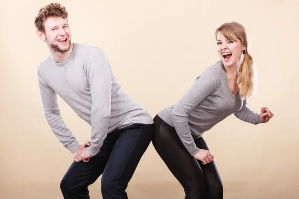 Pareja divertida jugando juntos . — Foto de Stock