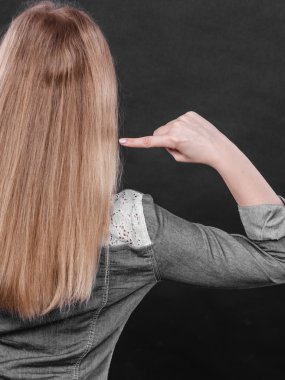 Sarışın kadın saç ile oynamak.