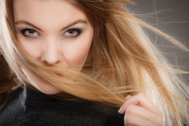 Açık sallayarak saçlı güzel sarışın kadın.