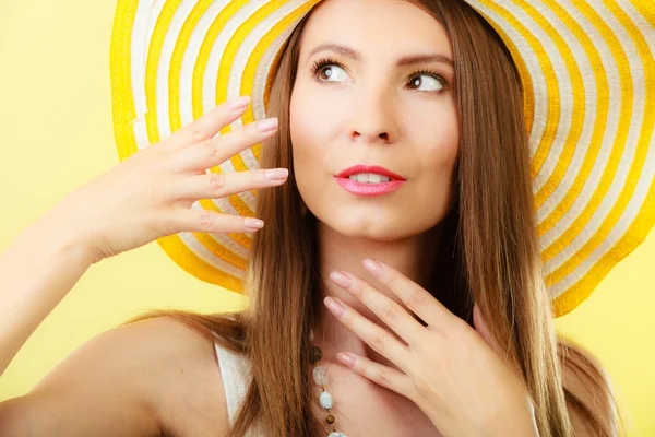 Vrouw in grote gele zomer hoed. — Stockfoto