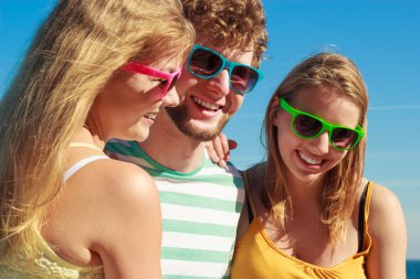 Grup arkadaşları erkek iki kız açık eğleniyor