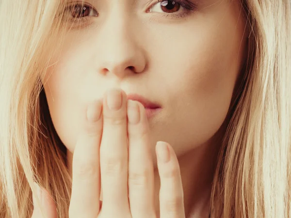 Überrascht Frau Gesicht bedeckt ihren Mund mit der Hand — Stockfoto