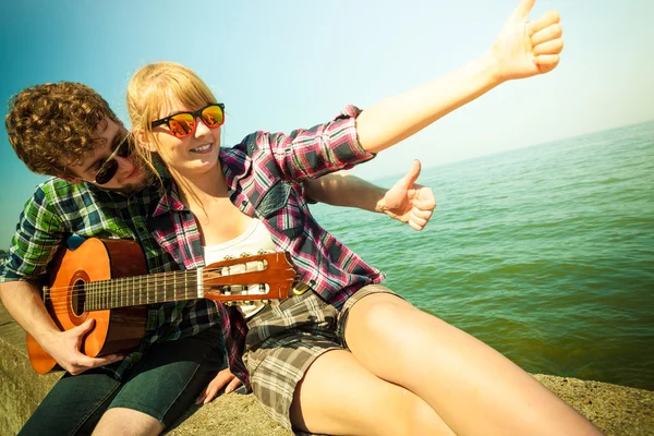 Giovane hipster con chitarra e donna . — Foto Stock