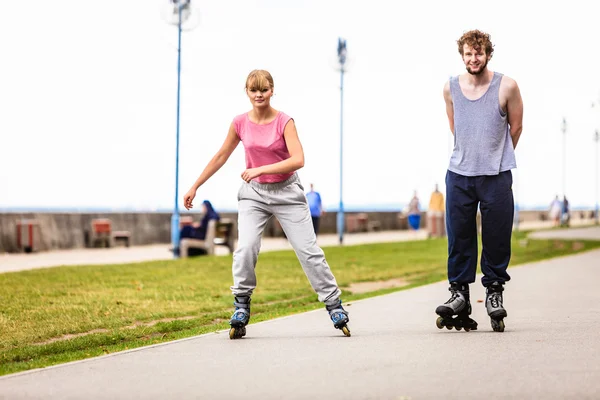 Freunde beim gemeinsamen Inlineskaten haben Spaß im Park. — Stockfoto