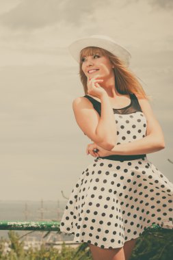 Polka noktalı elbiseli güzel retro tarzı kız.