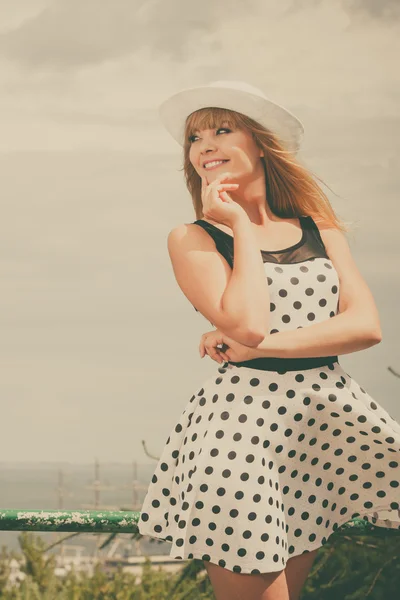 Όμορφο στυλ ρετρό κορίτσι με polka διάστικτη φόρεμα. — Φωτογραφία Αρχείου